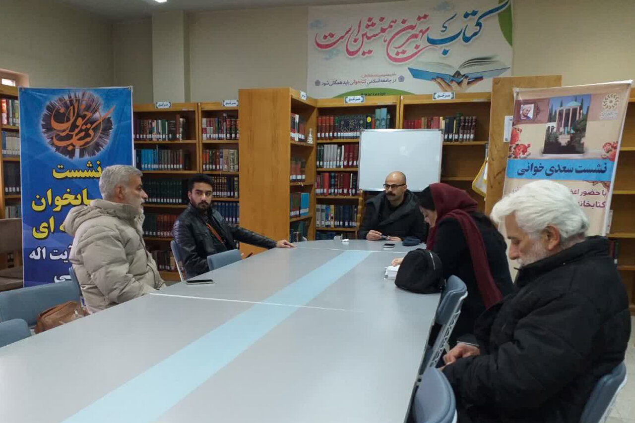 روایت انقلاب اسلامی در کتابخانههای عمومی استان مرکزی