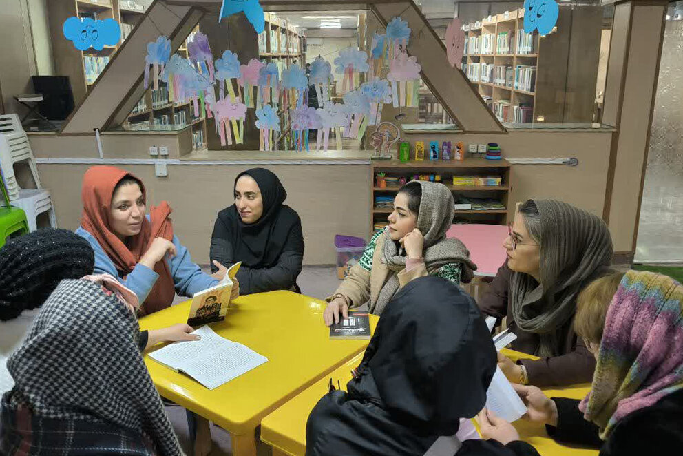 روایت انقلاب اسلامی در کتابخانههای عمومی استان مرکزی