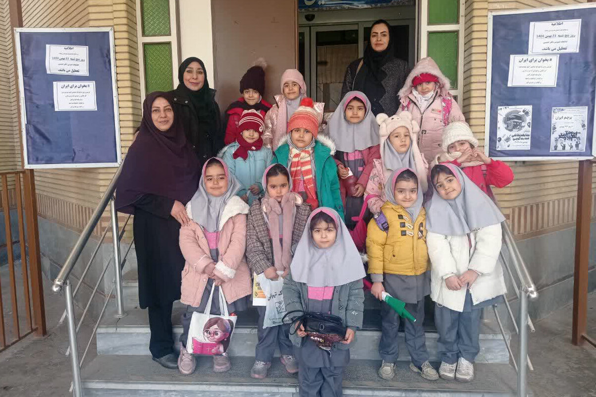 جشن انقلاب با طعم کتاب و هنر در کتابخانه‌های عمومی استان مرکزی