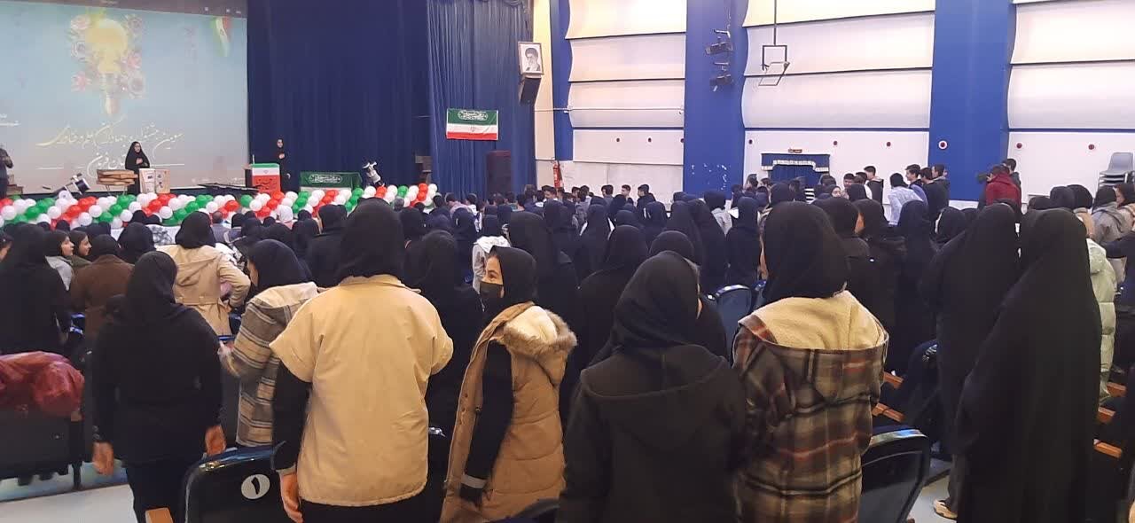نمایشگاه آثار نخبگان کتاب شهرستان فریدن در حاشیه جشنواره جهادگران علم و فناوری برگزار شد
