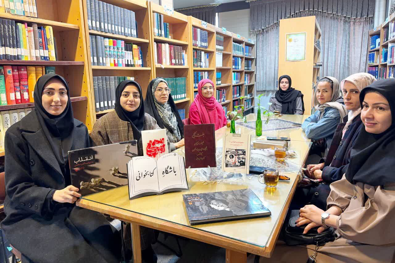بازخوانی مفاهیم انقلاب اسلامی در کتابخانههای استان مرکزی