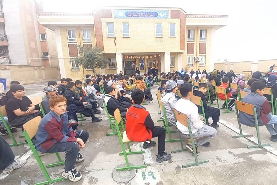 طرح «آرش کمانگیر»، کودکان دبستان شهدای بانک ملت مهران را مهمان کتاب کرد