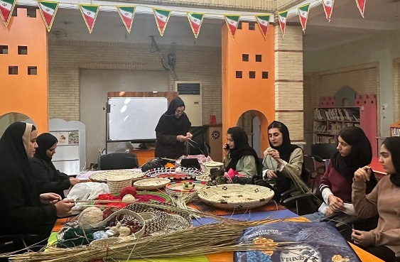 کارگاه حصیربافی و حک طرح پرچم ایران در کتابخانه عمومی شوش برگزار شد