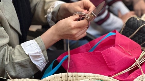 کارگاه حصیربافی و حک طرح پرچم ایران در کتابخانه عمومی شوش برگزار شد