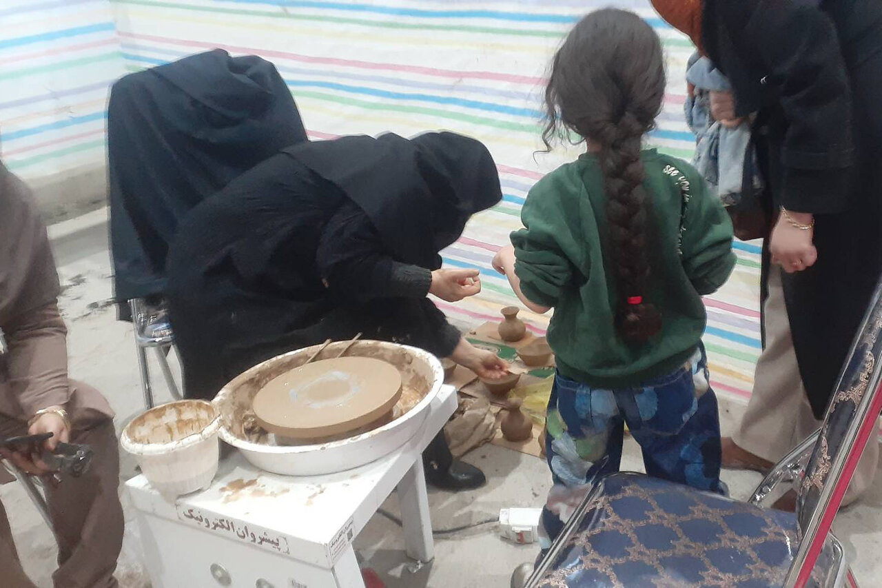 کلاس آموزشی سفالگری با استقبال چشمگیر بازدیدکنندگان ایلامی برگزار شد