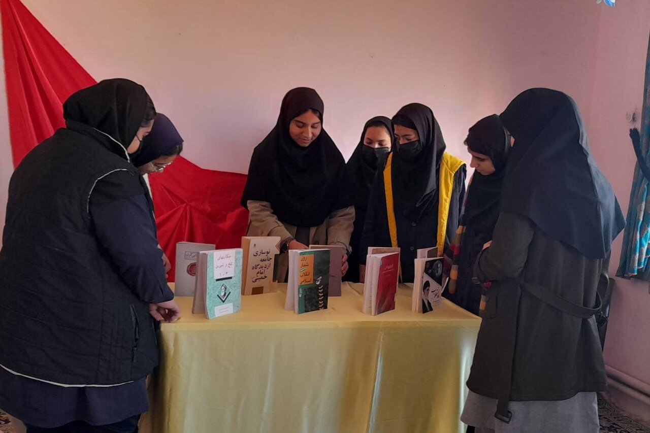 ویژهبرنامههای دهه فجر در کتابخانه عمومی شهید ناصر سنگلآبادی روستای سربالا شهرستان تربتحیدریه