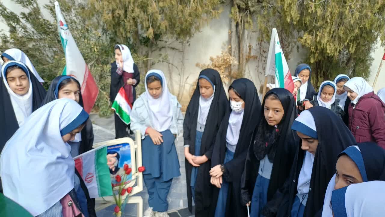 غبارروبی مزار شهدا و راهپیمایی پرشور ۲۲ بهمن در روستای مورکان شهرستان لنجان