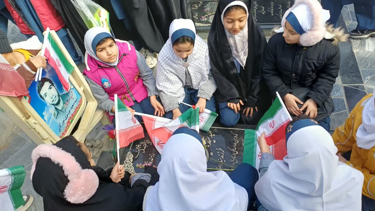 غبارروبی مزار شهدا و راهپیمایی پرشور ۲۲ بهمن در روستای مورکان شهرستان لنجان