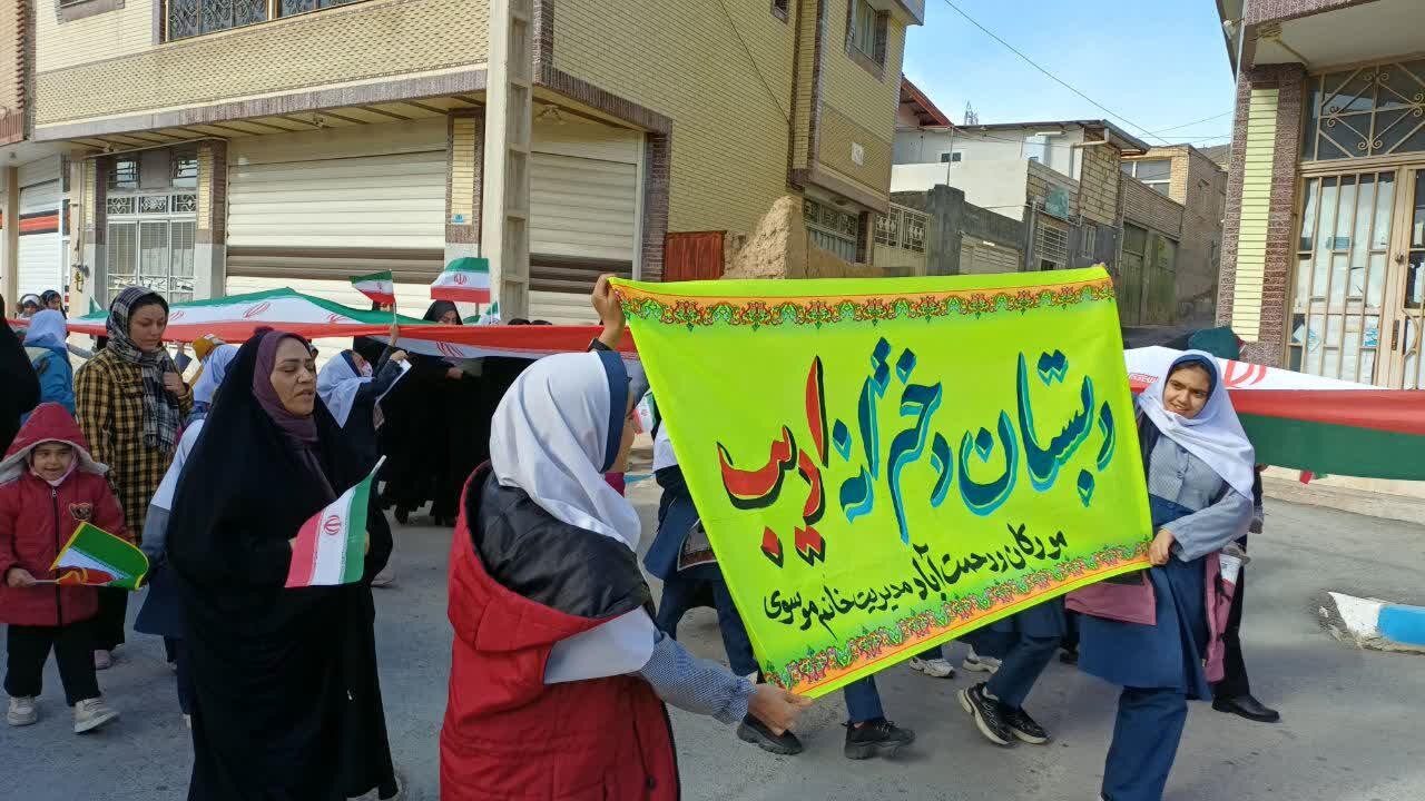 غبارروبی مزار شهدا و راهپیمایی پرشور ۲۲ بهمن در روستای مورکان شهرستان لنجان