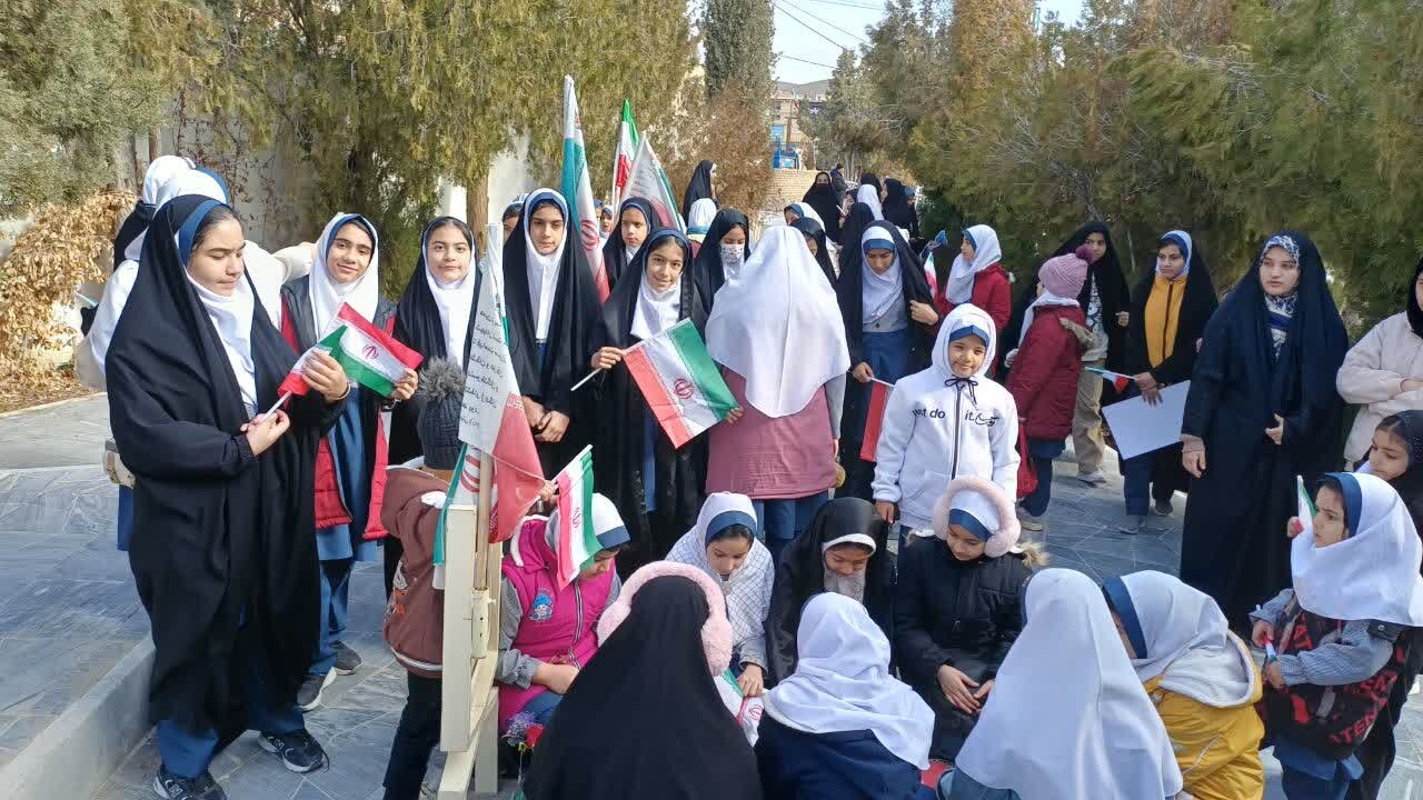 غبارروبی مزار شهدا و راهپیمایی پرشور ۲۲ بهمن در روستای مورکان شهرستان لنجان