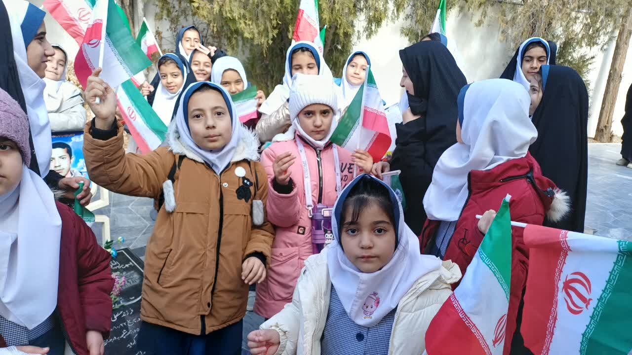 غبارروبی مزار شهدا و راهپیمایی پرشور ۲۲ بهمن در روستای مورکان شهرستان لنجان