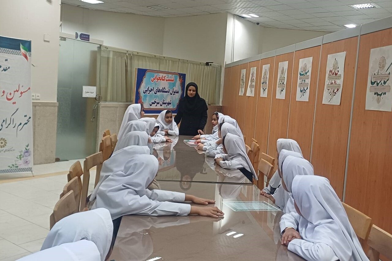 برنامههای فرهنگی دههفجر با حضور شهروندان در کتابخانههای عمومی شهرستان سرخس