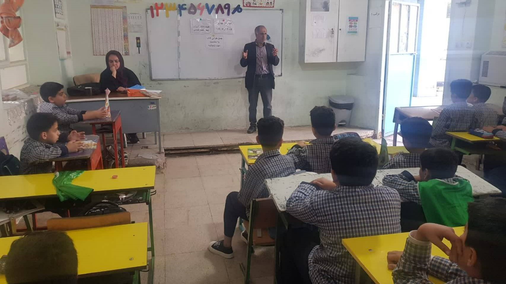 نشست کتاب‌خوان مدرسه‌ای، به منظور گامی مؤثر برای پرورش ذهن خلاق دانش‌آموزان در دبستان هدایت برگزار شد