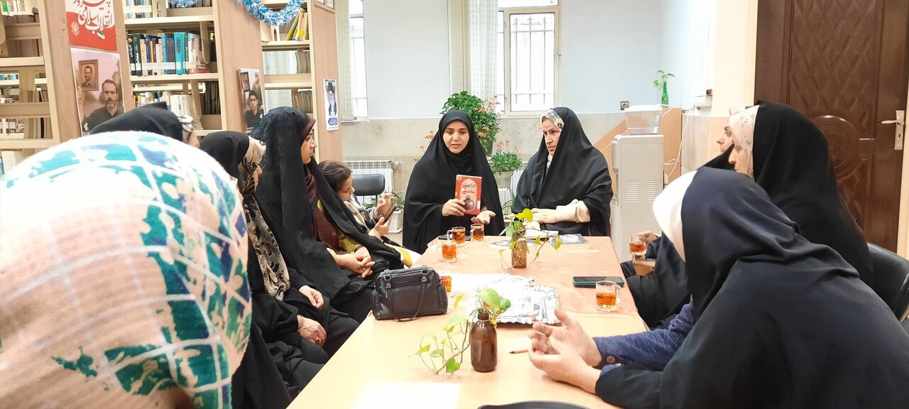 روایت انقلاب با کتاب در کتابخانه های عمومی ورامین