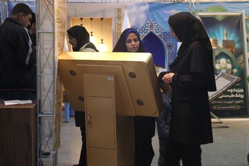 سومین روز غرفه اداره‌کل کتابخانه‌های عمومی خراسان رضوی در نمایشگاه قرآن و عترت مشهد