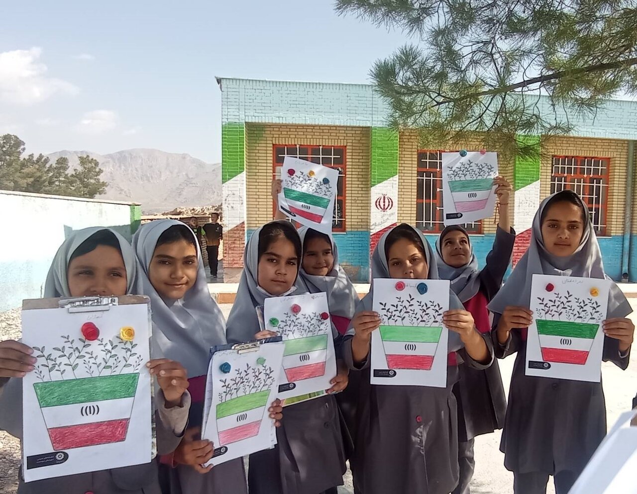 یک روز با کتاب؛ جشن کتابخوانی کودکان روستای کرایی مرودشت