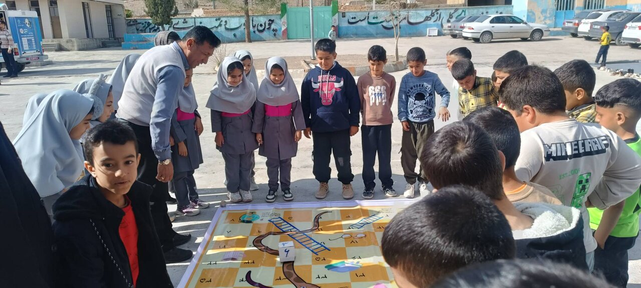 یک روز با کتاب؛ جشن کتابخوانی کودکان روستای کرایی مرودشت