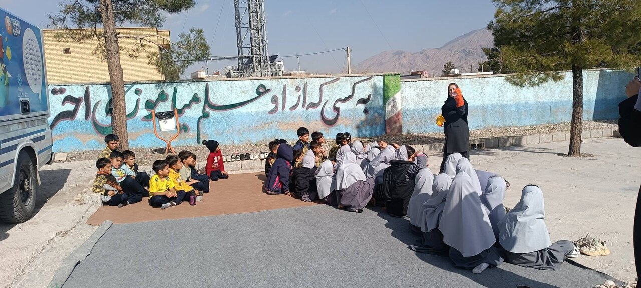 یک روز با کتاب؛ جشن کتابخوانی کودکان روستای کرایی مرودشت