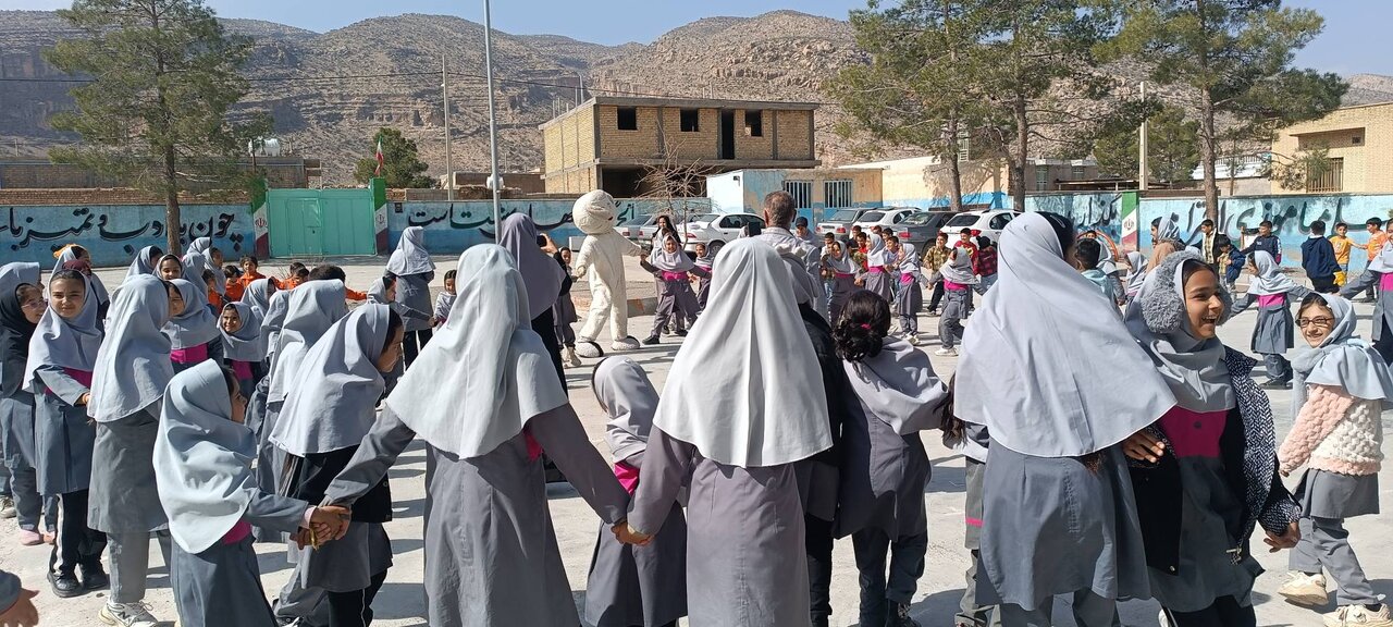 یک روز با کتاب؛ جشن کتابخوانی کودکان روستای کرایی مرودشت