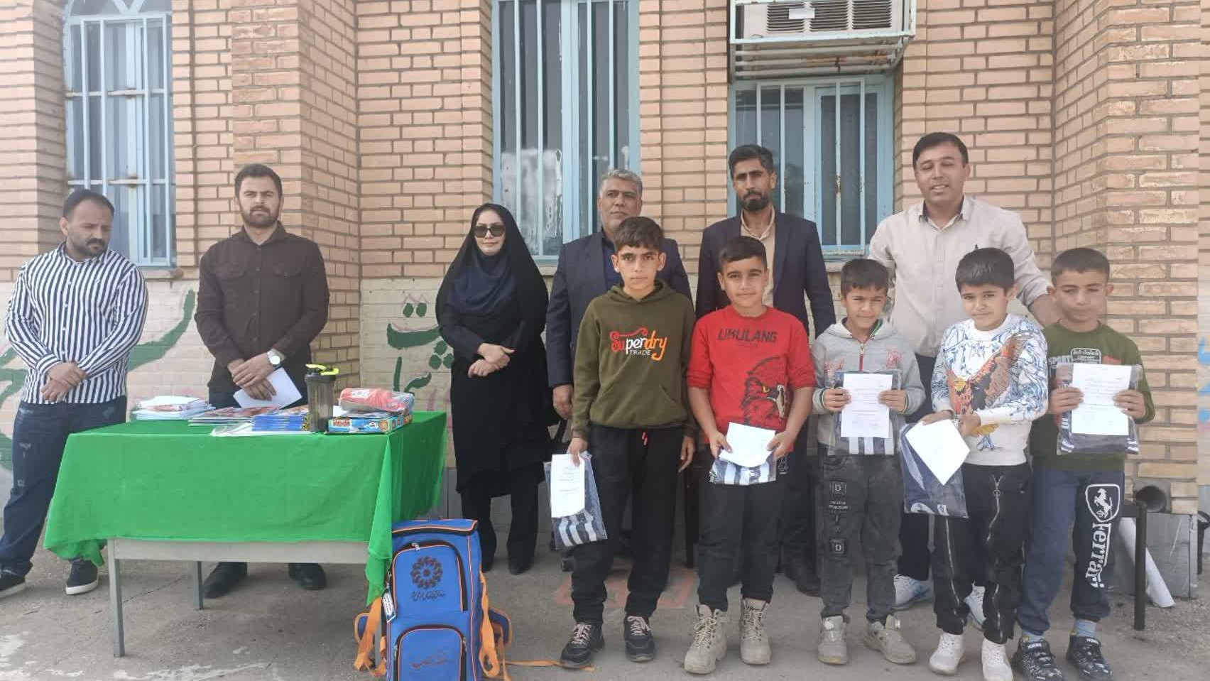 تقدیر از اعضای فعال کتابخانه روستایی غدیر لالی در مدرسه شهید احمد جمالپور