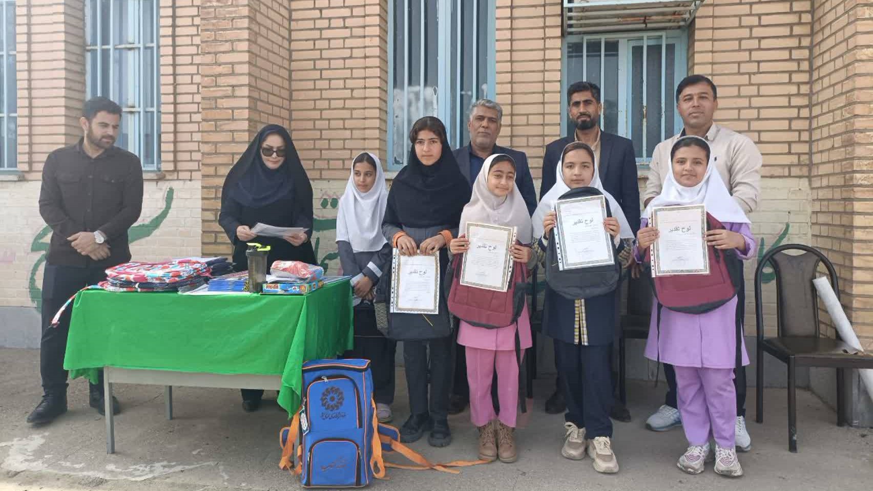 تقدیر از اعضای فعال کتابخانه روستایی غدیر لالی در مدرسه شهید احمد جمالپور