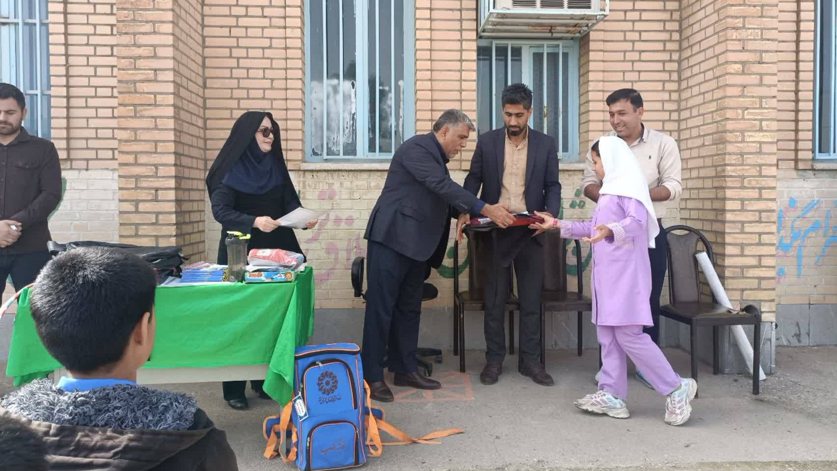 تقدیر از اعضای فعال کتابخانه روستایی غدیر لالی در مدرسه شهید احمد جمالپور