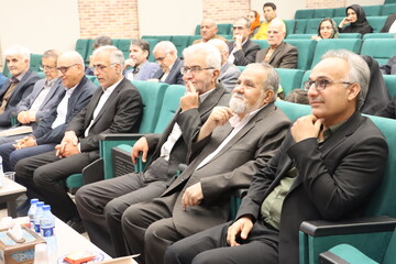 آیین رونمایی از کتاب «ندوشن» در یزد برگزار شد