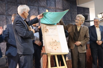 آیین رونمایی از کتاب «ندوشن» در یزد برگزار شد