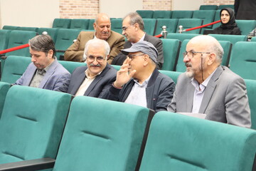 آیین رونمایی از کتاب «ندوشن» در یزد برگزار شد