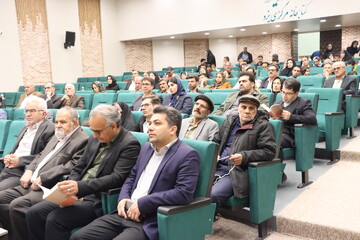 آیین رونمایی از کتاب «ندوشن» در یزد برگزار شد