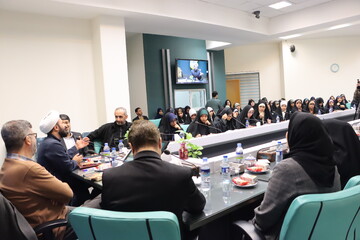 نشست نقد و بررسی رمان «انجمن عقاب‌ها» در کتابخانه مرکزی یزد برگزار شد