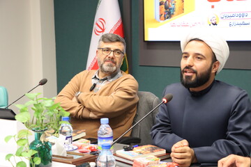 نشست نقد و بررسی رمان «انجمن عقاب‌ها» در کتابخانه مرکزی یزد برگزار شد