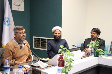 نشست نقد و بررسی رمان «انجمن عقاب‌ها» در کتابخانه مرکزی یزد برگزار شد