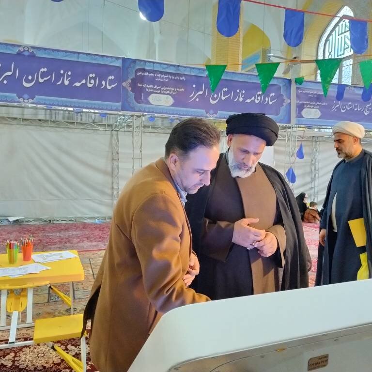 ارائه خدمات فرهنگی غرفه اداره کل کتابخانه‌های عمومی استان