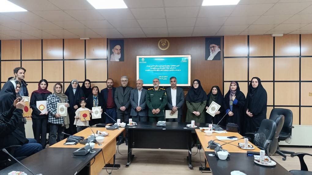 برگزیدگان چهاردهمین دوره جایزه ادبی یوسف در لرستان تجلیل شدند