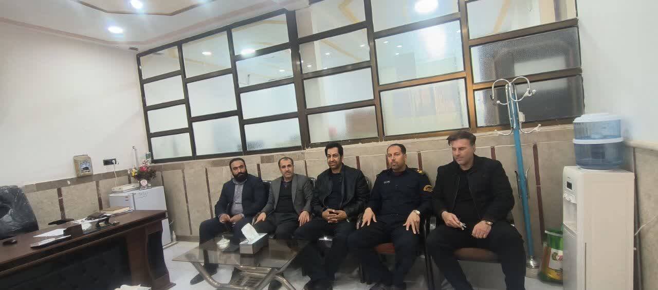 حضور دورهای کتابخانه سیار در زندان قصرشیرین و ارزیابی کتابخانه مشارکتی