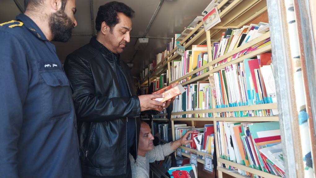 حضور دورهای کتابخانه سیار در زندان قصرشیرین و ارزیابی کتابخانه مشارکتی