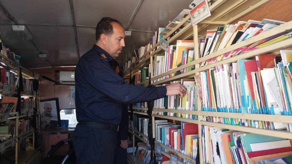 حضور دورهای کتابخانه سیار در زندان قصرشیرین و ارزیابی کتابخانه مشارکتی