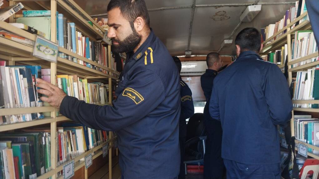 حضور دورهای کتابخانه سیار در زندان قصرشیرین و ارزیابی کتابخانه مشارکتی