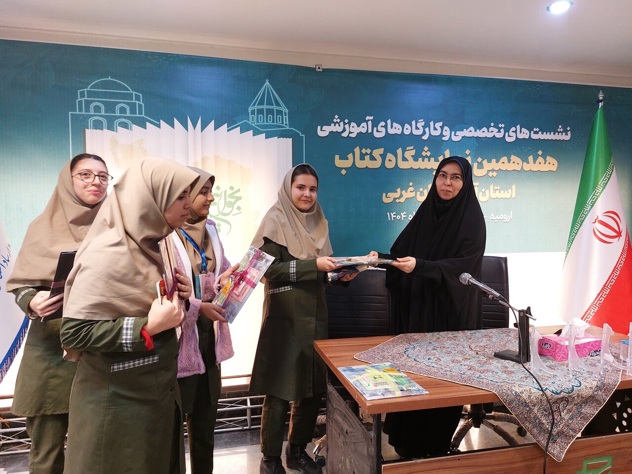 برگزاری نشست معرفی کتاب/ شروع عادت به کتابخوانی در نوجوانان