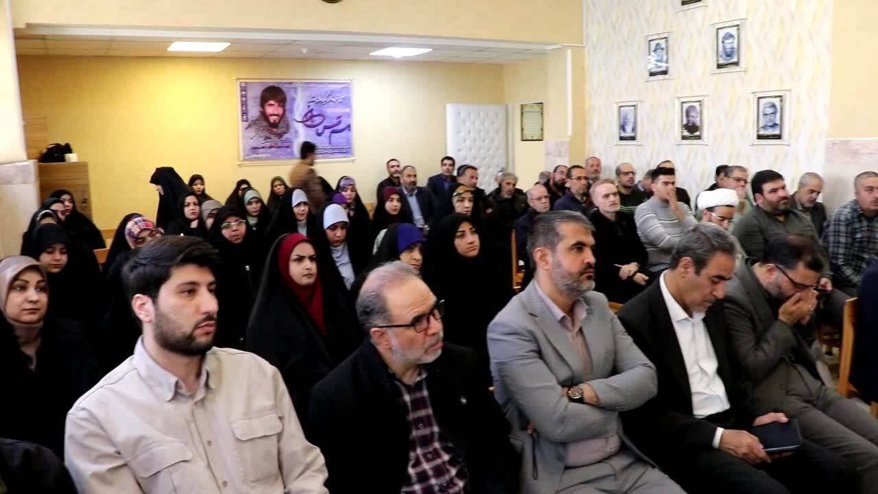 استشمام عطر یاد شهید در کتابخانه شهید باهنر شهرستان بروجرد