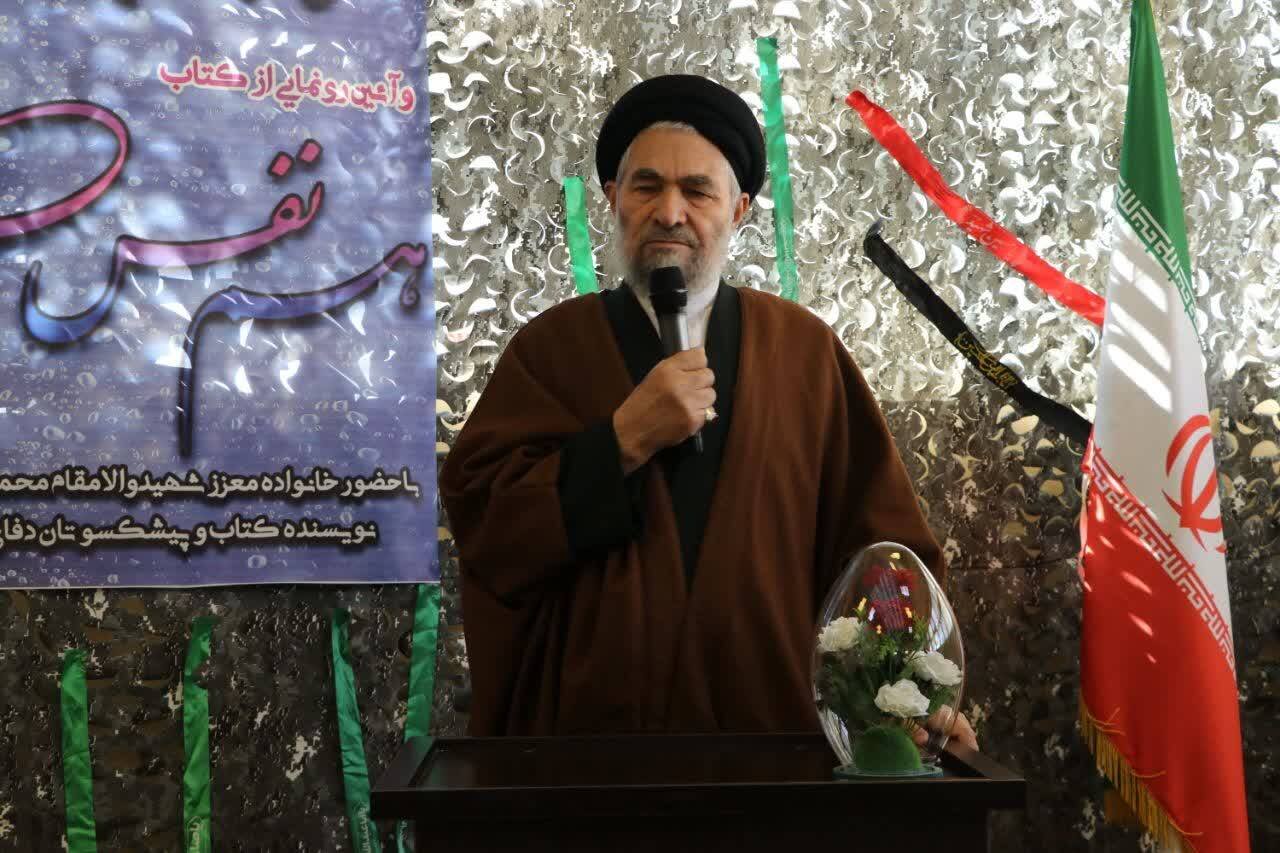 استشمام عطر یاد شهید در کتابخانه شهید باهنر شهرستان بروجرد
