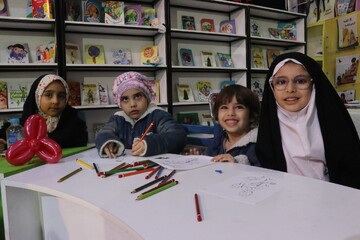 غرفه اداره‌کل کتابخانه‎های عمومی استان خراسان رضوی در اختتامییه نمایشگاه قرآن و عترت مشهد