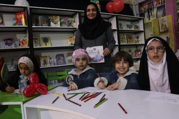 غرفه اداره‌کل کتابخانه‎های عمومی استان خراسان رضوی در اختتامییه نمایشگاه قرآن و عترت مشهد