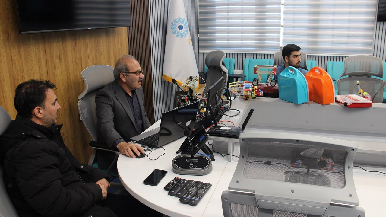 هم‌افزایی کتاب و فناوری؛ اداره‌کل کتابخانه‌های عمومی استان اصفهان میزبان کارگاه تخصصی آموزش رباتیک