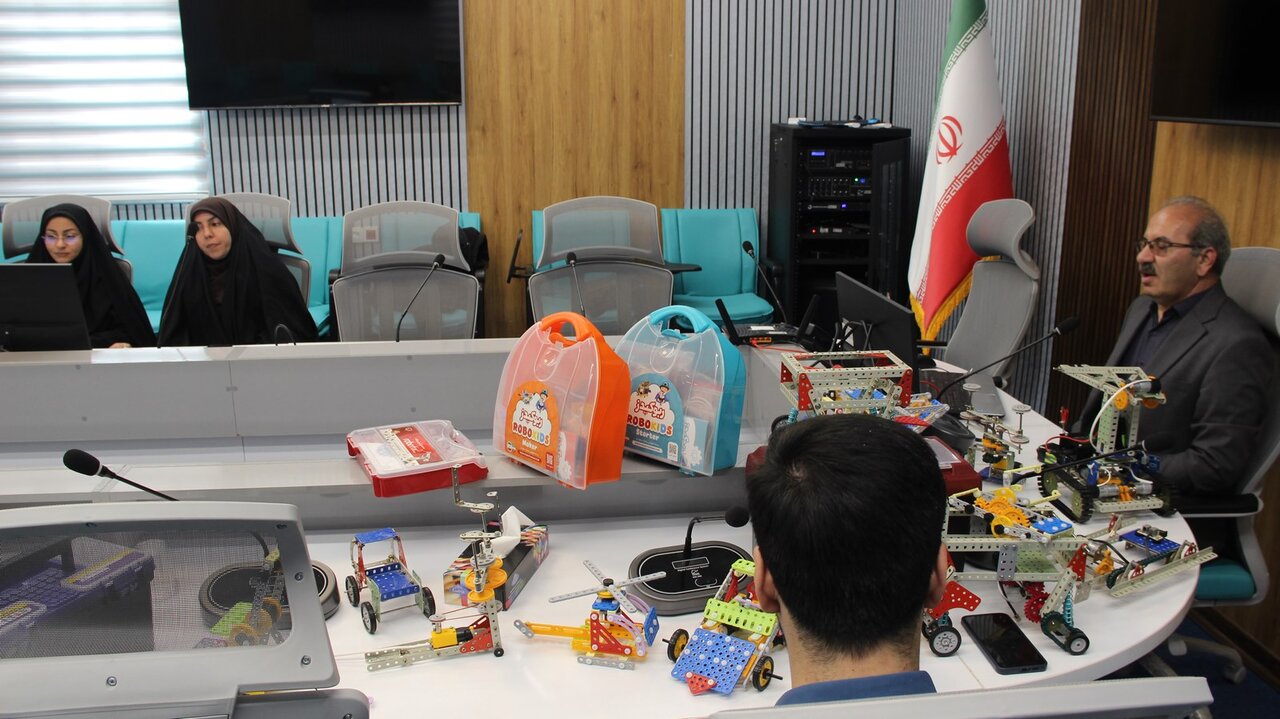 همافزایی کتاب و فناوری؛ ادارهکل کتابخانههای عمومی استان اصفهان میزبان کارگاه تخصصی آموزش رباتیک