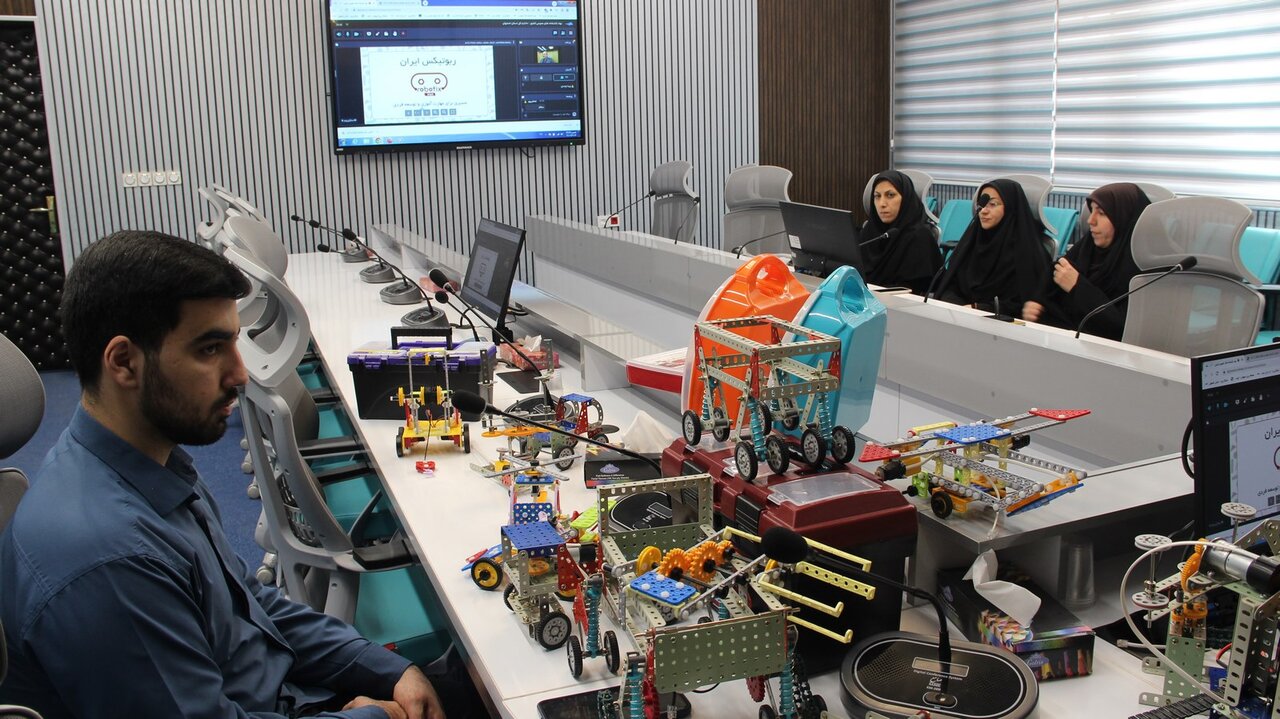 هم‌افزایی کتاب و فناوری؛ اداره‌کل کتابخانه‌های عمومی استان اصفهان میزبان کارگاه تخصصی آموزش رباتیک