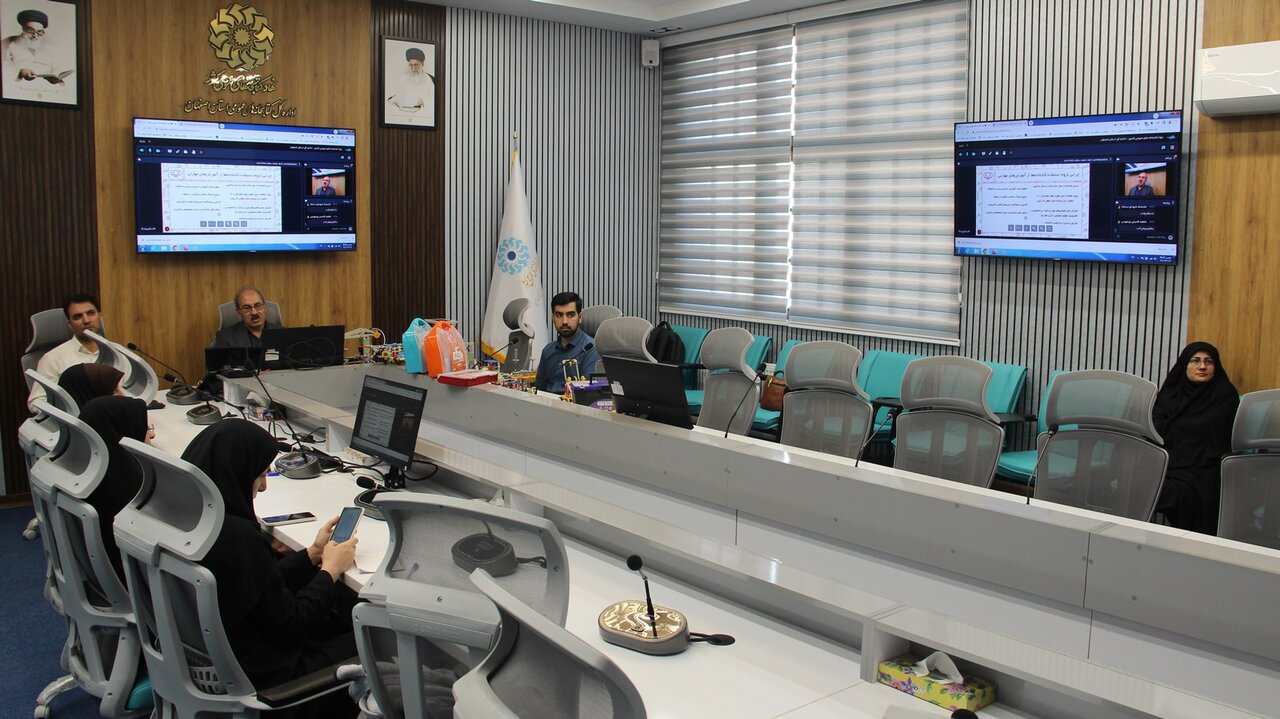 هم‌افزایی کتاب و فناوری؛ اداره‌کل کتابخانه‌های عمومی استان اصفهان میزبان کارگاه تخصصی آموزش رباتیک