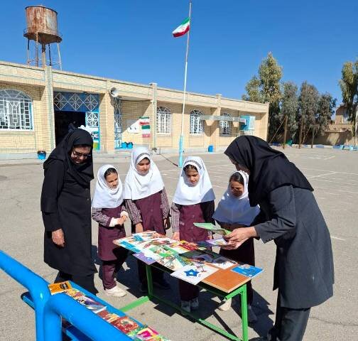 توزیع کوله‌پشتی‌های «دوستدار کتاب» در دبستان شهید عرب بازمانده رفسنجان