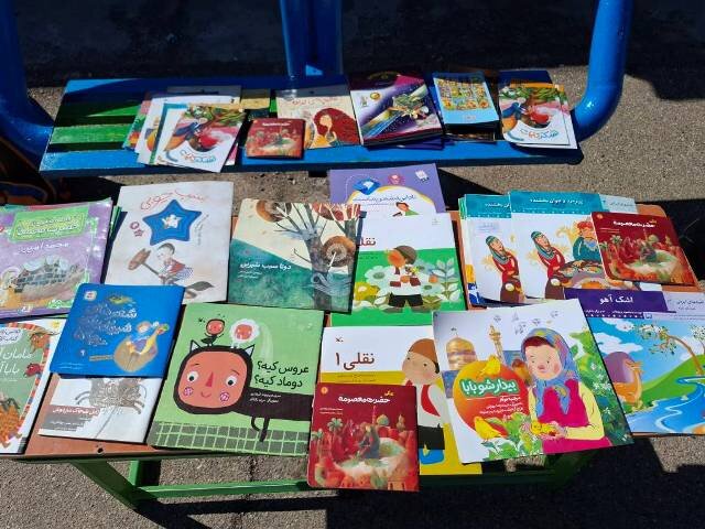 توزیع کولهپشتیهای «دوستدار کتاب» در دبستان شهید عرب بازمانده رفسنجان